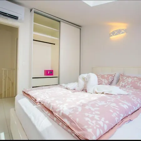 Selma Apartment *